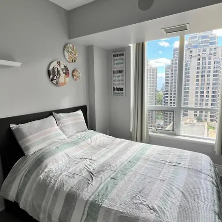 Home Stay - Room With Yonge Street View And 3 Star Hotel Amenities